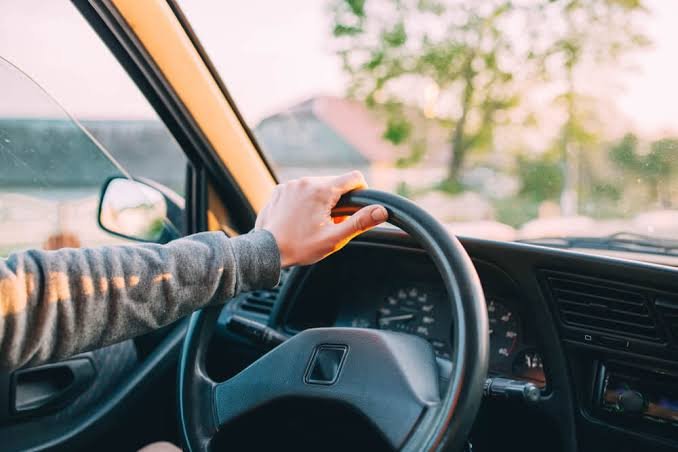 Is It Illegal to Drive With One Hand in the United States